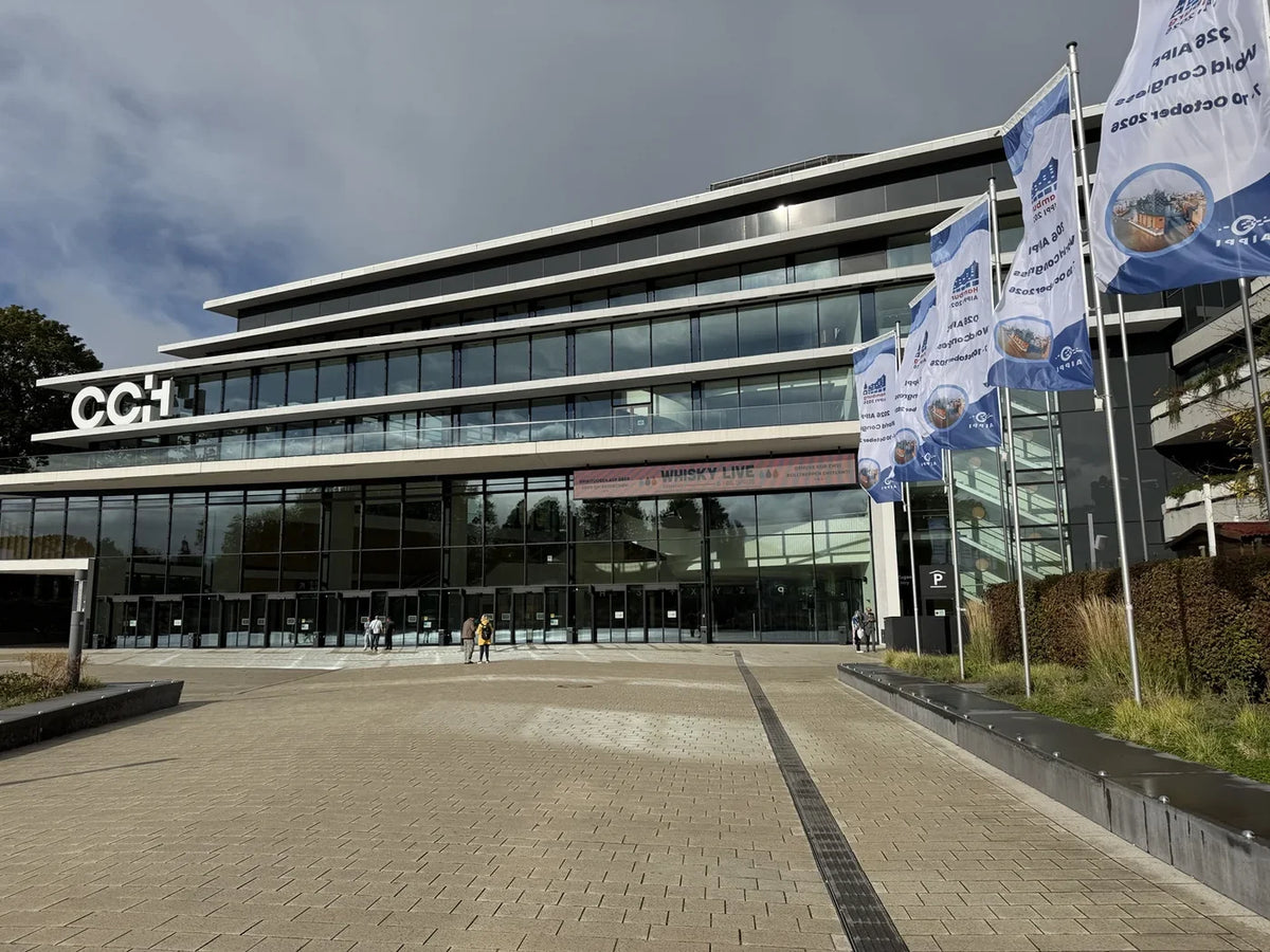 Whisky Live Germany 2026 am CCH Hamburg – Messeeingang mit Whisky-Live-Fahnen
