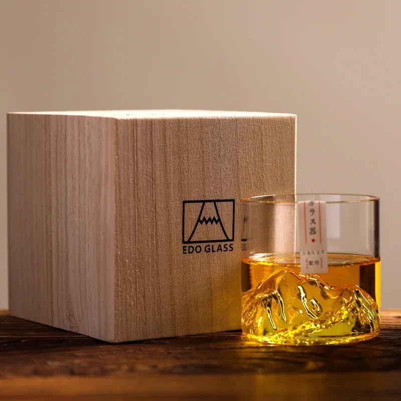 Japanisches 3D Mountain Whiskey Glas – Glas mit Gletscher - Bergdesign, Old Fashioned Whisky Glas, Vodka - und Tumbler in edler Holz - Geschenkbox 7 - Maltimore - Premium Whisky Onlineshop