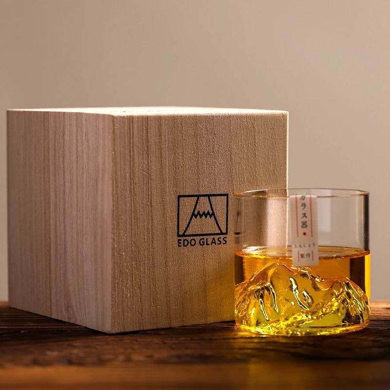 Japanisches 3D Mountain Whiskey Glas – Glas mit Gletscher - Bergdesign, Old Fashioned Whisky Glas, Vodka - und Tumbler in edler Holz - Geschenkbox 5 - Maltimore - Premium Whisky Onlineshop